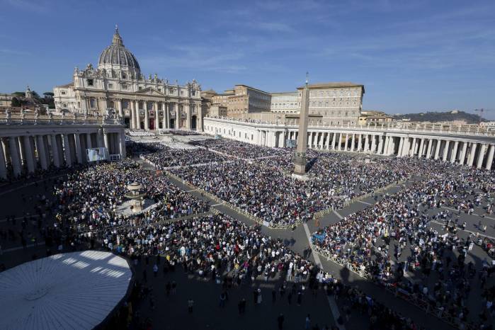 Miles de fieles asisten a la misa de canonización de siete nuevos santos, entre ellos los venezolanos José Gregorio Hernández, médico laico, y Carmen Rendiles, religiosa, los primeros de Venezuela, celebrada por el papa León XIV en la Plaza de San Pedro, en el Vaticano, el 19 de octubre de 2025.