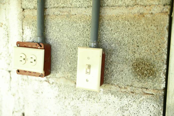 Cada hogar contempla la instalación de cuatro luminarias, dos tomacorrientes, interruptores y los elementos necesarios para la conexión del servicio, incluido el espacio destinado al medidor.