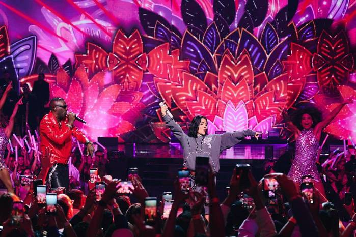 Entre música y sorpresas, Natti Natasha reveló en Premios Juventud Panamá que su bebé será niña, junto a la Sinfónica Juvenil.