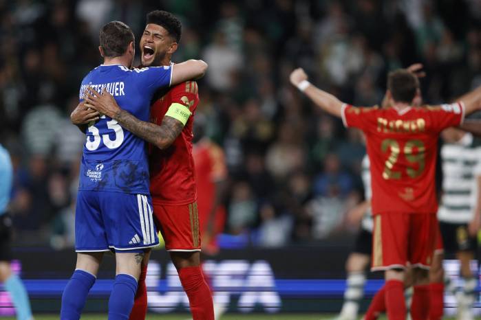 Andrés Andrade celebrando el histórico triunfo del LASK en la Champions League.