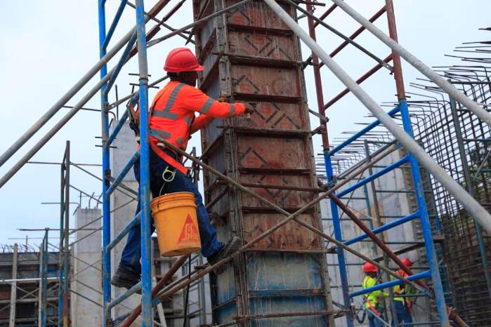 La construcción es fundamental para Panamá porque es un pilar de la economía, contribuye al PIB, genera empleo masivo y fomenta el desarrollo de infraestructura esencial.