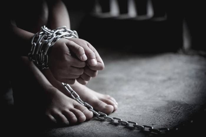 La trata de personas continúa siendo una de las actividades criminales más lucrativas del mundo, impulsada por redes que explotan la vulnerabilidad, la pobreza y la migración para obtener beneficios económicos.