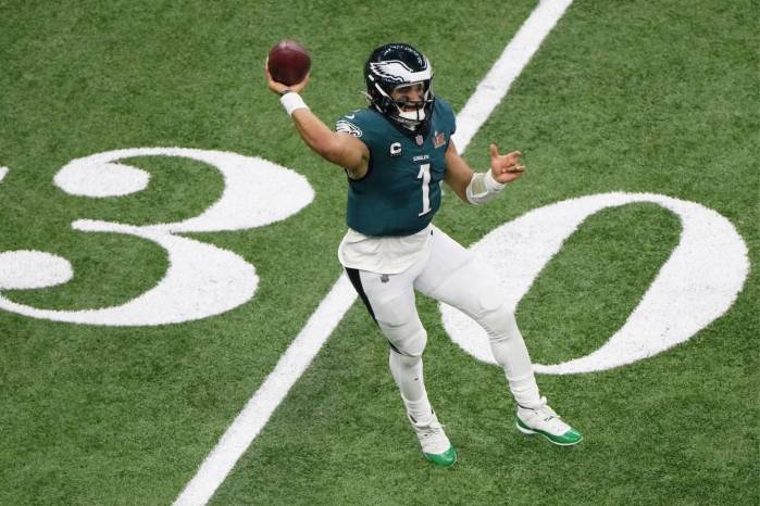 Jalen Hurts, jugador de los Philadelphia Eagles, uno de los equipos que estará en la gira internacional de la NFL disputando un partido en Londres contra los Jacksonville Jaguars.