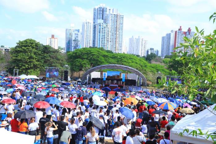 El Parque Omar acogió a los feligreses de distintas partes del país.