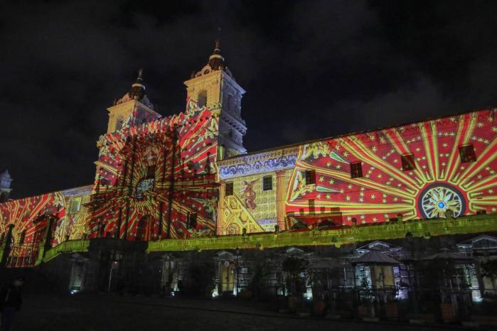 Fotografía del 7 de agosto de 2025 de la iglesia de San Francisco durante una proyección audiovisual artística del Festival 'Quito, Luz de América', en Quito (Ecuador).