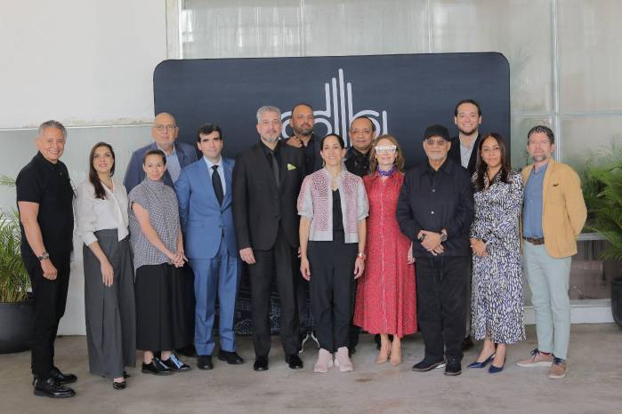 Integrantes de la Junta Directiva revisan el proyecto de estatutos reglamentarios para el recinto cultural.