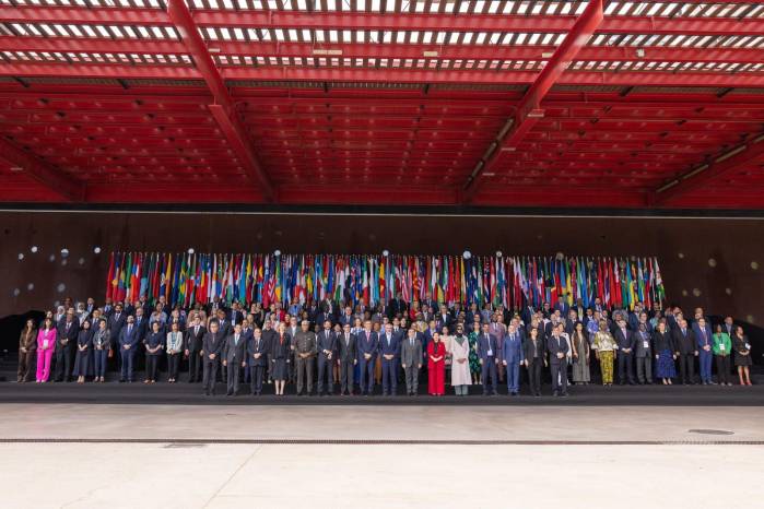Delegaciones de distintos países a las afueras de la sede de MONDIACULT 2025 en Barcelona
