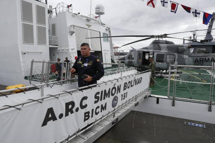 Fotografía de archivo, tomada el pasado 14 de diciembre, en la que se registró a integrantes de la Armada colombiana en el ARC Simón Bolívar, el primer buque de investigación científica marina construido en Colombia.