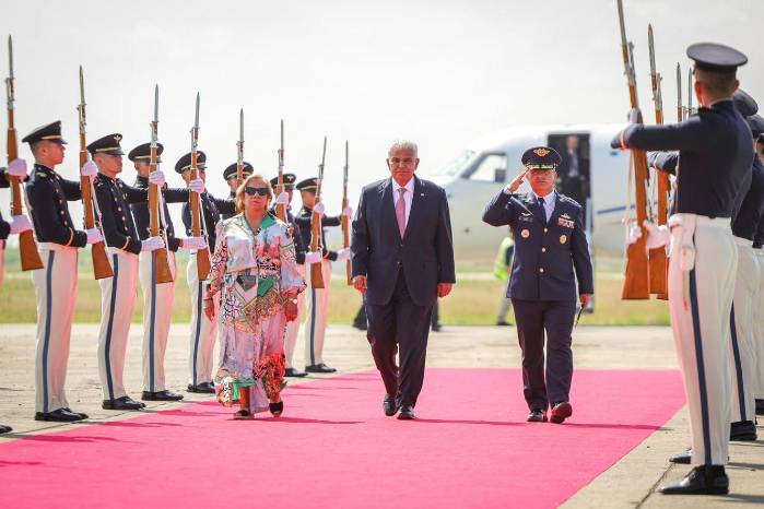 El presidente José Raúl Mulino a su llegada al Aeropuerto Alfonso Bonilla Aragón en Cali, Colombia.