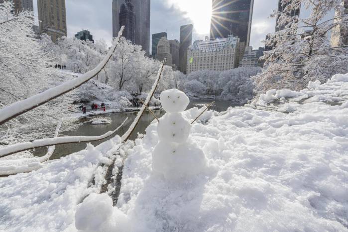 Fotografía que muestra un muñeco de nieve en el Central Park durante la primera nevada este domingo, en Nueva York (Estados Unidos).
