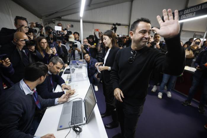 El exfutbolista Xavi Hernández durante las elecciones del FC Barcelona.
