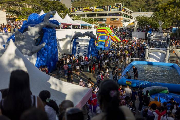 Numerosos venezolanos hicieron una pausa de su agitada cotidianidad y salieron, como el pasado fin de semana, a playas, parques, plazas y otros espacios públicos para celebrar los carnavales.
