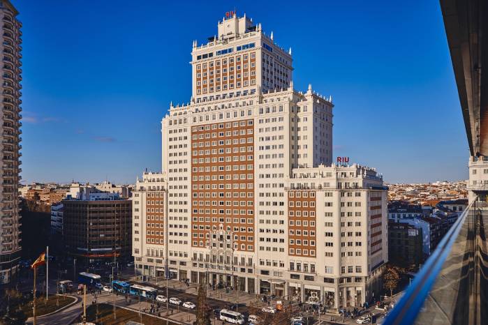 Vista del Hotel Riu Plaza de España en Madrid. En las principales ciudades europeas hay hoteles míticos que forman parte de la historia de estos lugares, por lo que restaurarlos da “vértigo al principio” porque es un “trozo del corazón” de los vecinos, pero darle una nueva vida es una satisfacción, según palabras del consejero delegado de RIU Hotels &amp; Resorts, Luis Riu Güell.