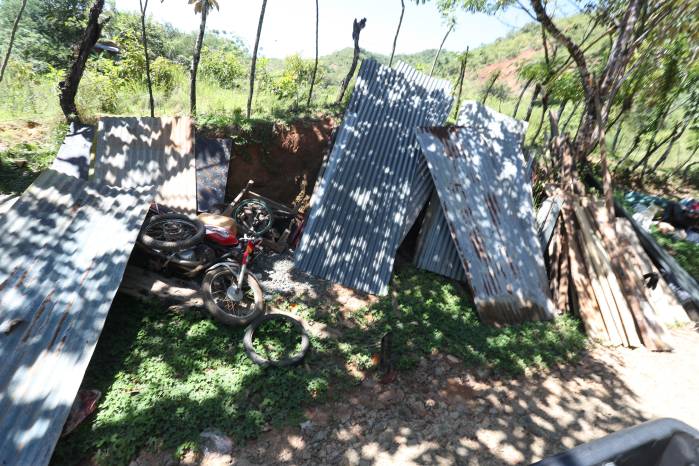 Con seis años, intenta entender el terremoto que destruyó su casa