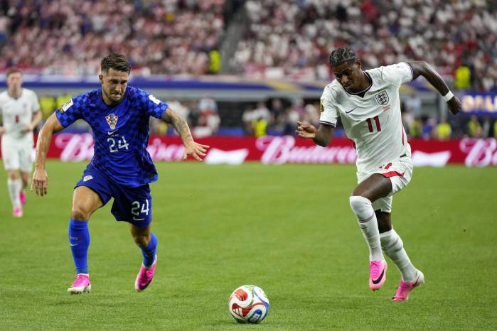 Marco Pasalic de Croacia (izquierda) y Marcus Rashford de Inglaterra (derecha) en acción durante el partido de la fase de grupos de la Copa Mundial de la FIFA 2026 entre Inglaterra y Croacia, en Dallas, Texas, EE.UU., el 17 de junio de 2026.