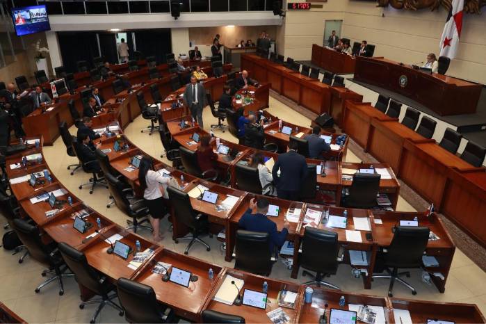Bancadas independientes como Vamos y sectores de oposición cuestionaron la norma por considerar que demerita los controles de transparencia en el gasto público.