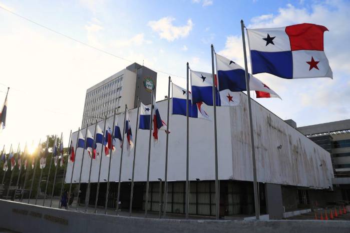 Además, pidió a los directores asignar, a su discreción, al personal que trabajará bajo la modalidad de teletrabajo hasta el próximo jueves.