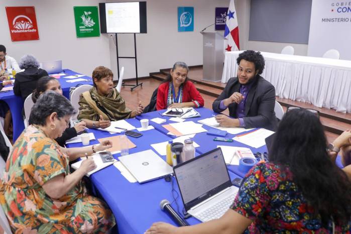 Integrantes de la mesa técnica que analiza la estrategía para disminuir la incidencia de embarazo en niñas y adolescentes. Las cifra más altas se concentran en Darién, Bocas del Toro y las comarcas.