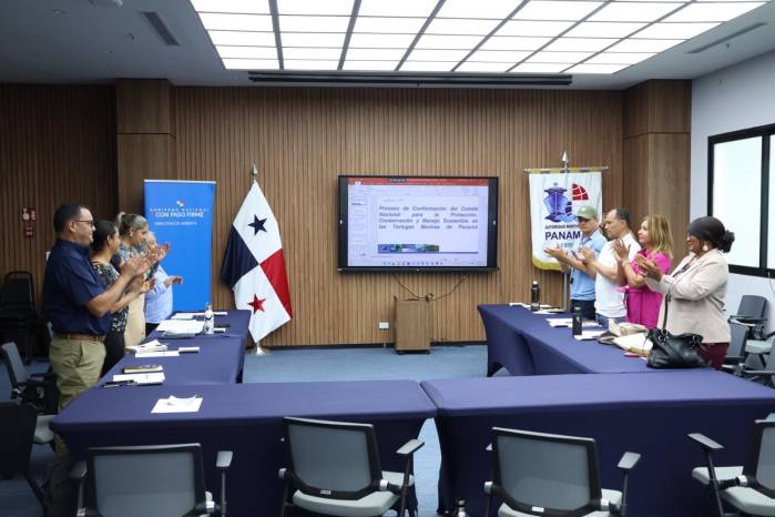 Autoridades y representantes durante la instalación del comité.