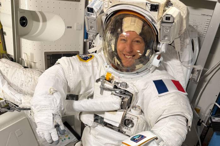 Fotografía de abril de 2026 cedida por la Agencia Espacial Europea (ESA) donde aparece la astronauta francesa Sophie Adenot vistiendo un traje espacial dentro de la esclusa de aire Quest de la Estación Espacial Internacional (EEI).