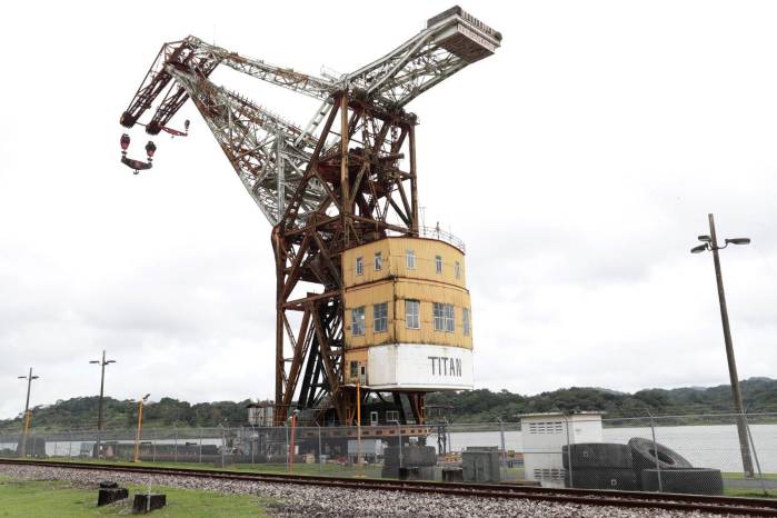La grúa Titán permanece flotando en aguas del Canal de Panamá.