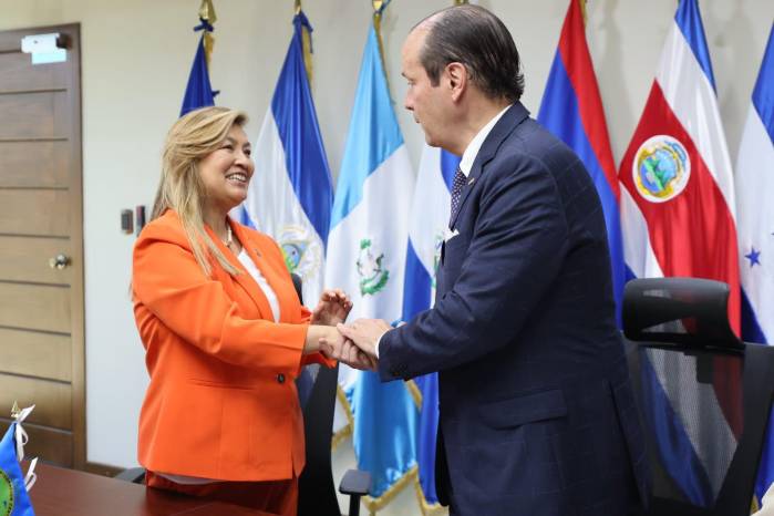 El canciller panameño Javier Martínez-Acha Vásquez se reunió con la secretaria general del SICA, Lina Ajoy Rojas.