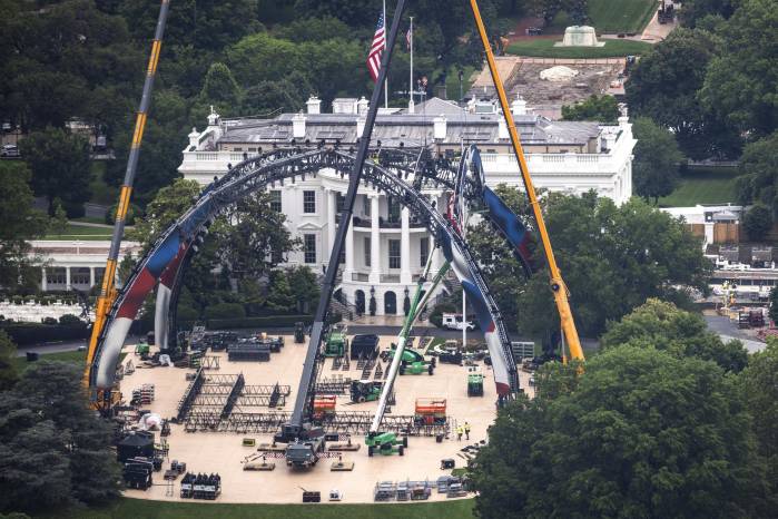 Trabajadores ensamblan secciones de un octágono de la Ultimate Fighting Championship (UFC) en el South Lawn de la Casa Blanca en Washington, D. C.