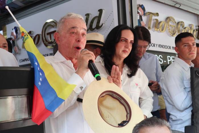 El expresidente de Colombia Álvaro Uribe (i) (2002-2010) habla junto a la senadora colombiana María Fernanda Cabal (c) este sábado durante una concentración en Cúcuta.