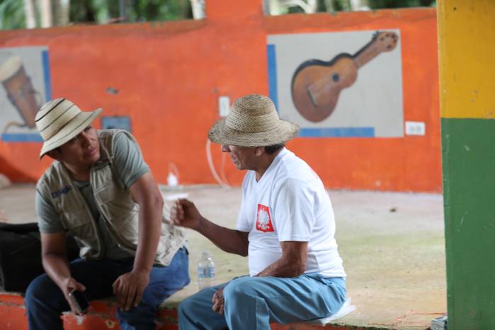 Con una taza roja de café en las manos, Calixto permanece en el jardín de baile Katherine, convertido en refugio tras el terremoto que lo obligó a dejar su casa.