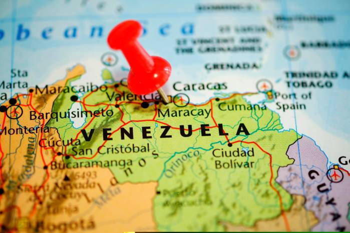 La FAA y autoridades españolas recomendaron no sobrevolar Venezuela, impulsando la suspensión temporal de vuelos.