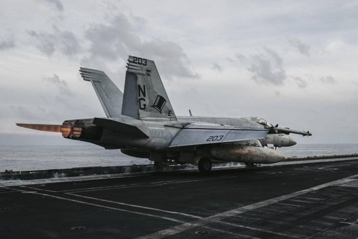 Fotografía difundida por el CENTCOM esta madrugada que muestra un avión de combate en el USS Abraham Lincoln durante una de las operaciones aéreas contra objetivos militares en Irán.