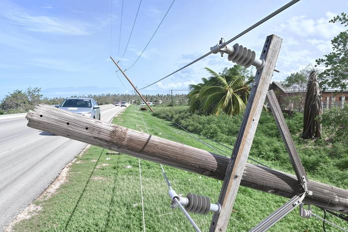 Fotografía que muestra un poste de luz caído por el paso del huracán Melissa este miércoles, en la Parroquia de Saint Ann (Jamaica).
