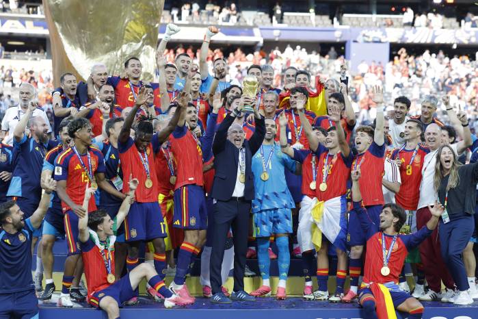 El seleccionador de España Luis de la Fuente celebra con el trofeo del Mundial de la FIFA 2026 este domingo, tras vencer a Argentina en la final en el estadio MetLife en East Rutherford