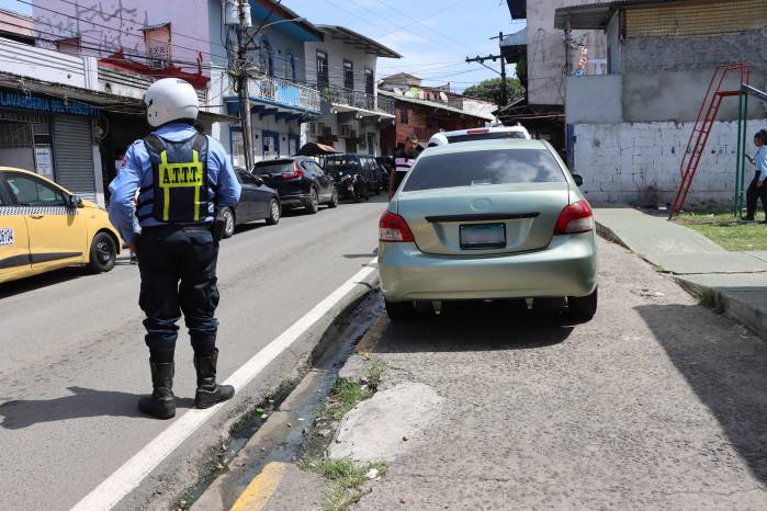 Operativo conjunto entre la ATTT y la Junta Comunal de Santa Ana para liberar los accesos peatonales en el centro de la ciudad de Panamá.
