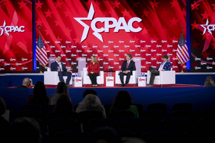 Líderes del Partido Republicano dialogan durante la Conferencia de Acción Política Conservadora.