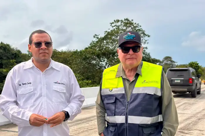 Ministro Andrade, durante una inspección.