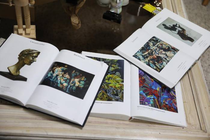 El portafolio de la artista Sari Holland se caracteriza por su variedad, que se plasma tanto en los temas como en su paleta de colores.