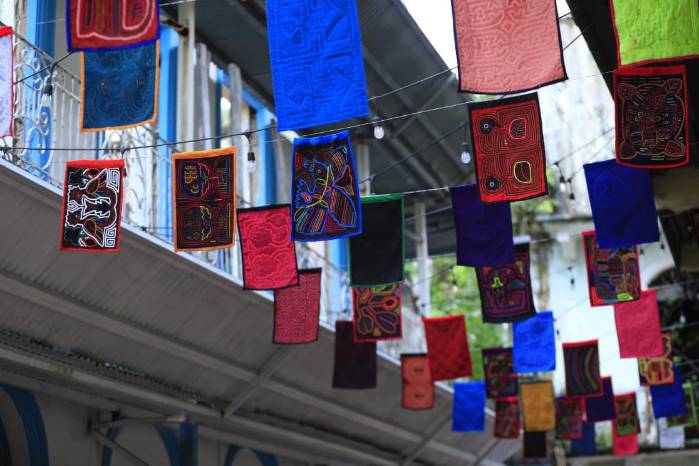 Varias molas hechas a mano fueron colgadas entre los muros para una mayor visibilidad.