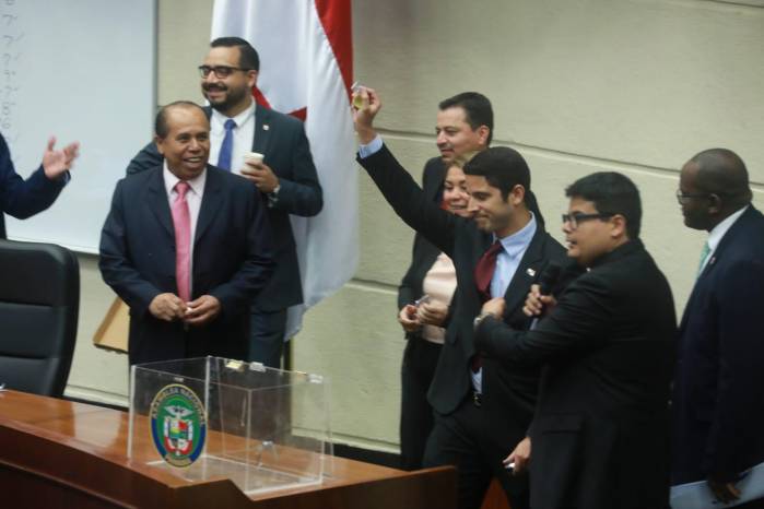 El diputado José Pérez Barboni levanta la mano en señal luego que lograra el último cupo en la Comisión de Gobierno.