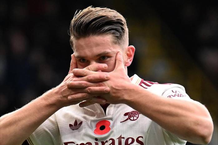 Viktor Gyökeres haciendo su celebración al anotar un gol con el Arsenal.