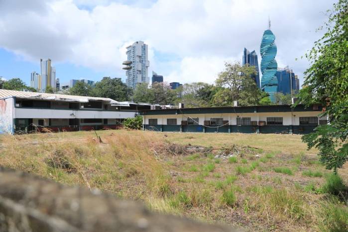 Áreas cubiertas de maleza evidencian la falta de mantenimiento en el Colegio Richard Newman a semanas del inicio de clases.