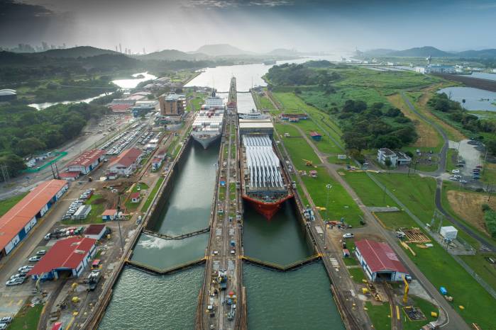 Imagen de archivo donde se observan dos buques Panamax en tránsito por la vía interoceánica con dirección al Atlántico.