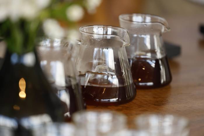 Fotografía de jarras servidas con café durante una cata el 17 de julio de 2025 en la Hacienda La Esmeralda en el pequeño pueblo de Boquete (Panamá).