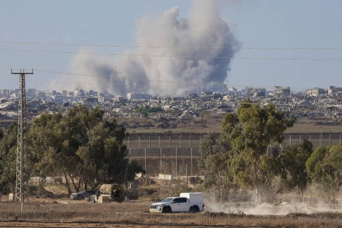 Esta imagen, tomada desde la frontera de Israel con la Franja de Gaza, muestra columnas de humo durante el bombardeo israelí del territorio palestino asediado el 16 de septiembre de 2025, en medio de la guerra en curso entre Israel y el grupo militante palestino Hamás.
