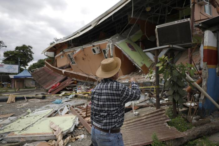 Un hombre observa este domingo los daños en casas ocasionados por el terremoto de magnitud 7.5 ocurrido el viernes 9 de octubre en Tonosí, provincia de Los Santos.