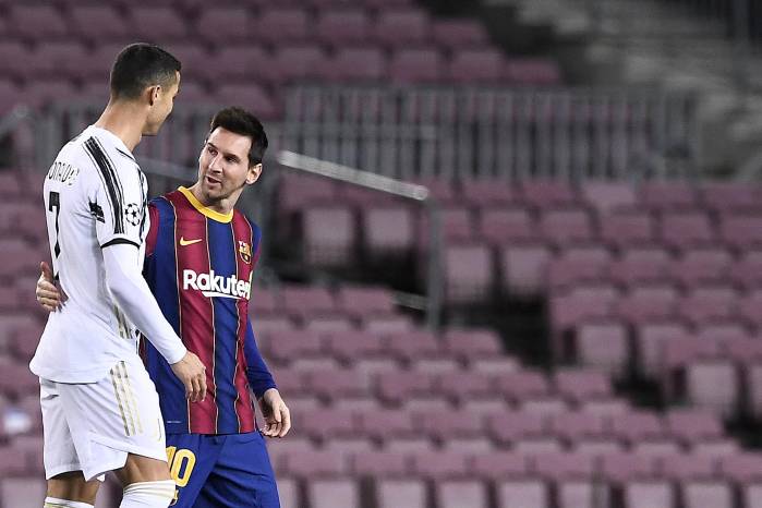 Cristiano Ronaldo (izq.) y Lionel Messi durante un partido.