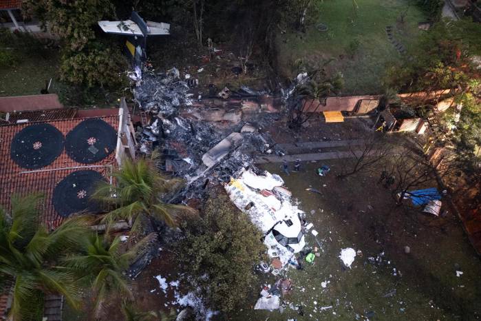 Fotografía aérea del sitio donde se accidentó un avión de la aerolínea Voepass este viernes, en Vinhedo.