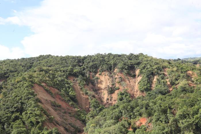 1. Los deslizamientos dejaron huellas visibles en las montañas de Mariato, donde varias comunidades quedaron con dificultades de acceso tras el terremoto.