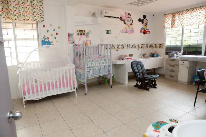 La habitación de los bebés que viven en el Hogar Divino Niño.