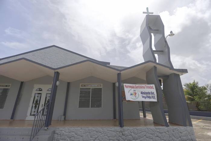 La fachada de la Parroquia Santísima Trinidad, donde el cantante Bad Bunny fue monaguillo, en el barrio Almirante Sur, en Vega Baja (Puerto Rico).